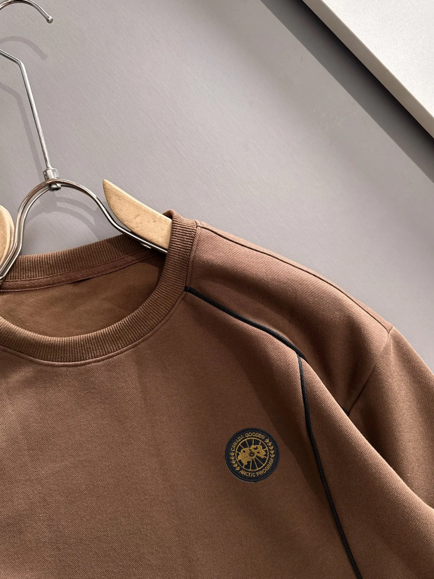 P360 Big Goose is the exclusive first release of 25ss new autumn and winter round neck long-sleeved sweatshirts for men and women. Many celebrities share the same style. Craftsmanship that cannot be copied by ordinary small workshops. We are not afraid of any challenges in terms of materials, detail restoration and craftsmanship, just to provide you with wonderful products. Compare the top original versions at will. No expense is spared just to do better. Unique imported fabric feel. Purely imported German machine production. Precision operation. Thousands of needles density. Full set of new accessories with three standards for simultaneous customization. The upper body is versatile and fashionable. A perfect choice for autumn and winter. A must-have item. Size chart: m-4XL (Please state your height and weight when placing an order.